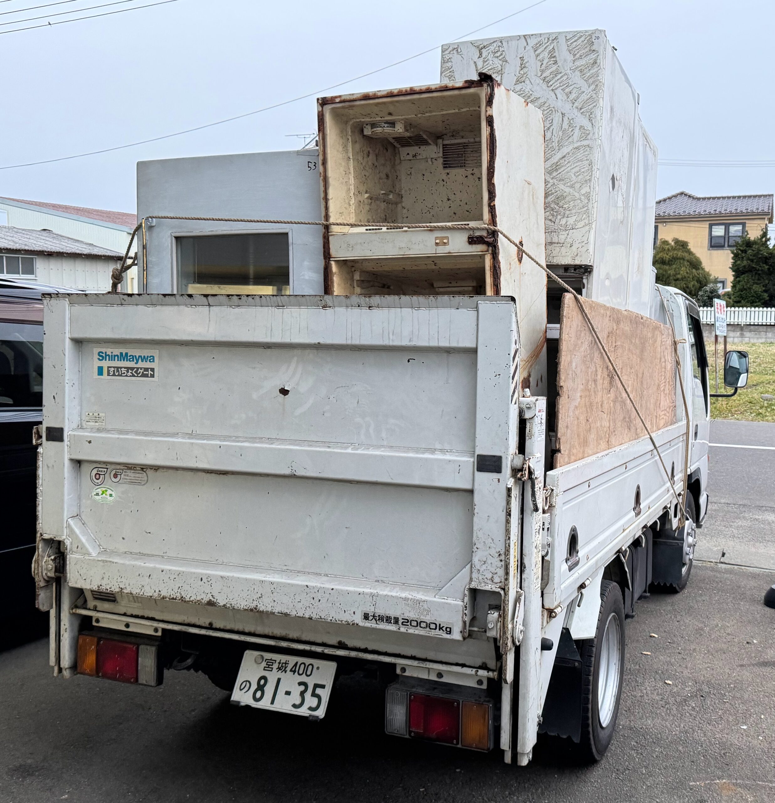 出張買取エコプロの回収車に積み込んだ粗大ごみ