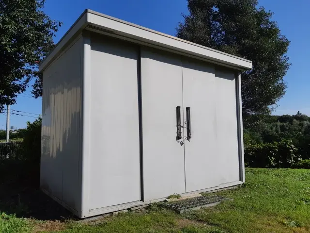 敷地に建つ物置・納屋